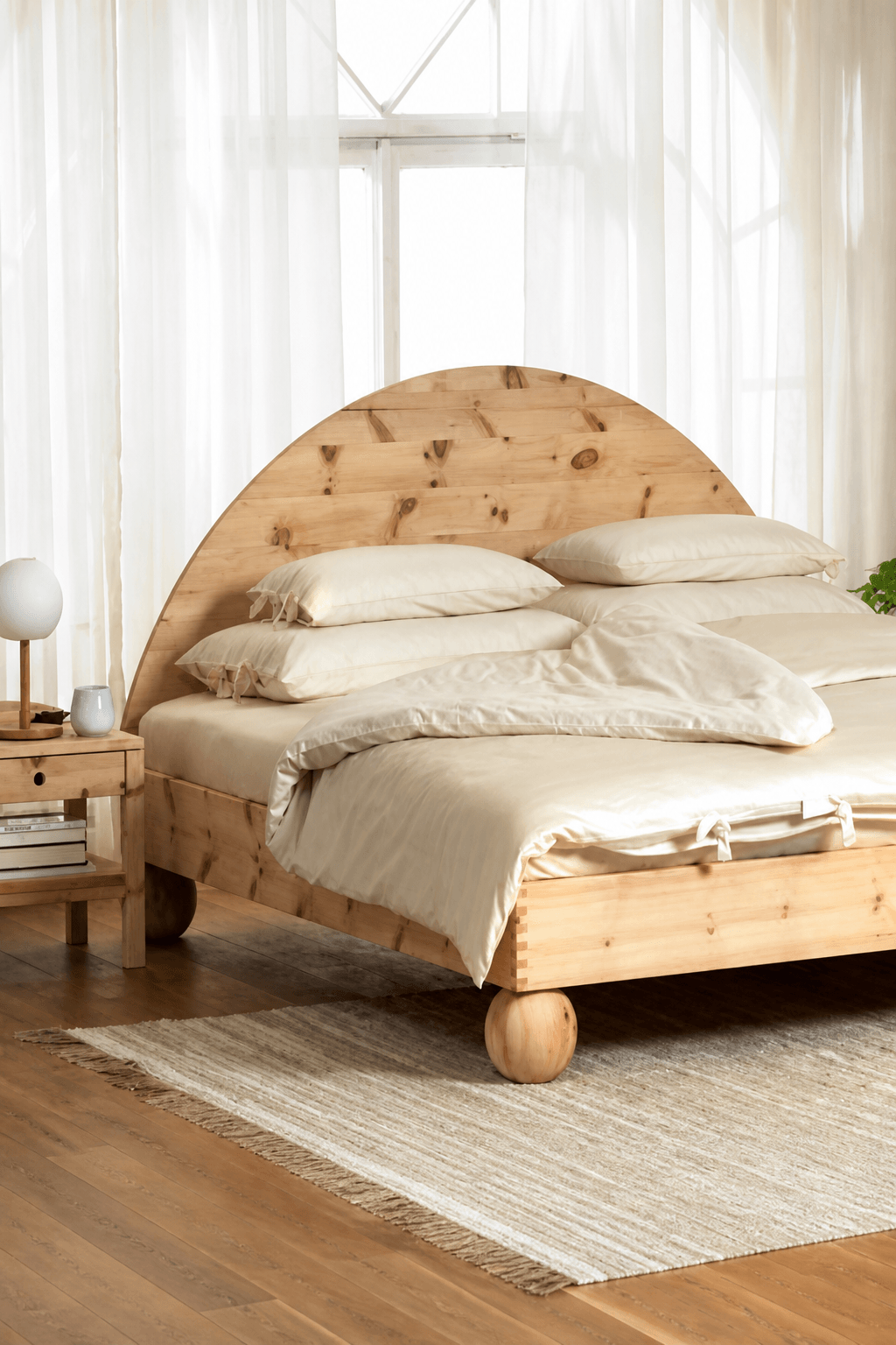 Natur-Boxspringbett fanello swiss im Showroom