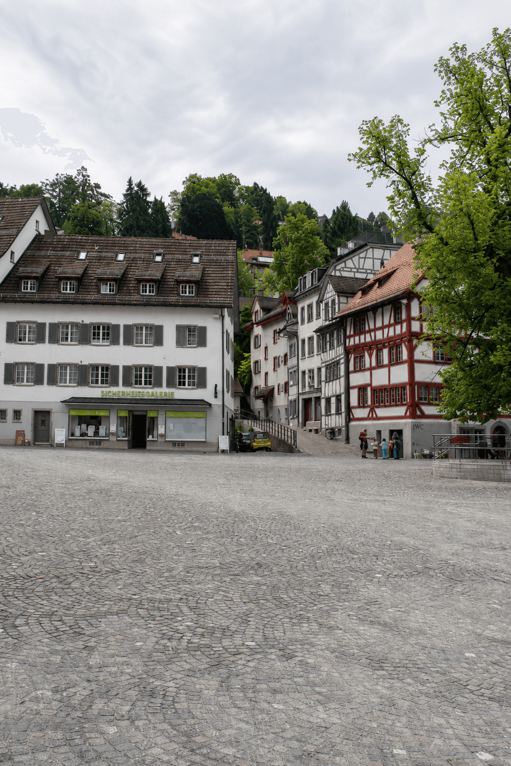 Marktplatz in St. Gallen mit Fachwerkhaus und Klosterhügel